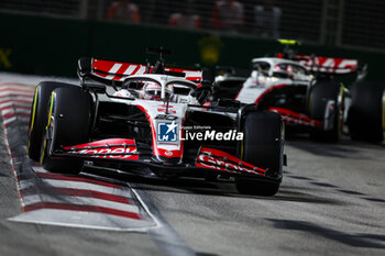 2023-09-17 - 20 MAGNUSSEN Kevin (den), Haas F1 Team VF-23 Ferrari, action during the 2023 Formula 1 Singapore Airlines Singapore Grand Prix, 15th round of the 2023 Formula One World Championship from September 15 to 17, 2023 on the Marina Bay Street Circuit, in Singapore - F1 - SINGAPORE GRAND PRIX 2023 - RACE - FORMULA 1 - MOTORS