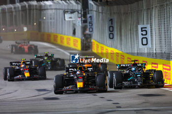 2023-09-17 - 01 VERSTAPPEN Max (nld), Red Bull Racing RB19, 63 RUSSELL George (gbr), Mercedes AMG F1 Team W14, action during the 2023 Formula 1 Singapore Airlines Singapore Grand Prix, 15th round of the 2023 Formula One World Championship from September 15 to 17, 2023 on the Marina Bay Street Circuit, in Singapore - F1 - SINGAPORE GRAND PRIX 2023 - RACE - FORMULA 1 - MOTORS