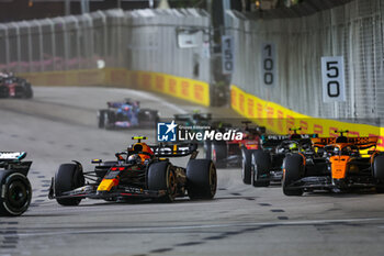 2023-09-17 - 11 PEREZ Sergio (mex), Red Bull Racing RB19, 04 NORRIS Lando (gbr), McLaren F1 Team MCL60, action during the 2023 Formula 1 Singapore Airlines Singapore Grand Prix, 15th round of the 2023 Formula One World Championship from September 15 to 17, 2023 on the Marina Bay Street Circuit, in Singapore - F1 - SINGAPORE GRAND PRIX 2023 - RACE - FORMULA 1 - MOTORS