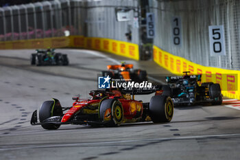 2023-09-17 - 55 SAINZ Carlos (spa), Scuderia Ferrari SF-23, 63 RUSSELL George (gbr), Mercedes AMG F1 Team W14, action during the 2023 Formula 1 Singapore Airlines Singapore Grand Prix, 15th round of the 2023 Formula One World Championship from September 15 to 17, 2023 on the Marina Bay Street Circuit, in Singapore - F1 - SINGAPORE GRAND PRIX 2023 - RACE - FORMULA 1 - MOTORS