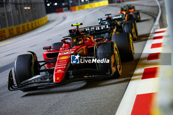 2023-09-17 - 55 SAINZ Carlos (spa), Scuderia Ferrari SF-23, 63 RUSSELL George (gbr), Mercedes AMG F1 Team W14, action during the 2023 Formula 1 Singapore Airlines Singapore Grand Prix, 15th round of the 2023 Formula One World Championship from September 15 to 17, 2023 on the Marina Bay Street Circuit, in Singapore - F1 - SINGAPORE GRAND PRIX 2023 - RACE - FORMULA 1 - MOTORS