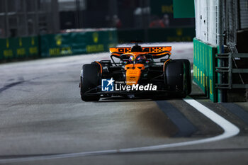 2023-09-17 - 81 PIASTRI Oscar (aus), McLaren F1 Team MCL60, action during the 2023 Formula 1 Singapore Airlines Singapore Grand Prix, 15th round of the 2023 Formula One World Championship from September 15 to 17, 2023 on the Marina Bay Street Circuit, in Singapore - F1 - SINGAPORE GRAND PRIX 2023 - RACE - FORMULA 1 - MOTORS