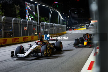 2023-09-17 - 40 LAWSON Liam (nzl), Scuderia AlphaTauri AT04, 01 VERSTAPPEN Max (nld), Red Bull Racing RB19, action during the 2023 Formula 1 Singapore Airlines Singapore Grand Prix, 15th round of the 2023 Formula One World Championship from September 15 to 17, 2023 on the Marina Bay Street Circuit, in Singapore - F1 - SINGAPORE GRAND PRIX 2023 - RACE - FORMULA 1 - MOTORS