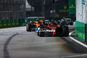 2023-09-17 - 55 SAINZ Carlos (spa), Scuderia Ferrari SF-23, 04 NORRIS Lando (gbr), McLaren F1 Team MCL60, action during the 2023 Formula 1 Singapore Airlines Singapore Grand Prix, 15th round of the 2023 Formula One World Championship from September 15 to 17, 2023 on the Marina Bay Street Circuit, in Singapore - F1 - SINGAPORE GRAND PRIX 2023 - RACE - FORMULA 1 - MOTORS