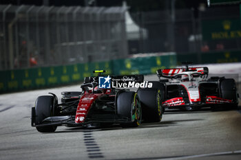 2023-09-17 - 24 ZHOU Guanyu (chi), Alfa Romeo F1 Team Stake C43, 20 MAGNUSSEN Kevin (den), Haas F1 Team VF-23 Ferrari, action during the 2023 Formula 1 Singapore Airlines Singapore Grand Prix, 15th round of the 2023 Formula One World Championship from September 15 to 17, 2023 on the Marina Bay Street Circuit, in Singapore - F1 - SINGAPORE GRAND PRIX 2023 - RACE - FORMULA 1 - MOTORS