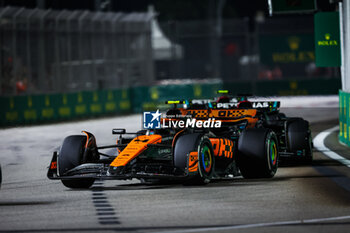 2023-09-17 - 04 NORRIS Lando (gbr), McLaren F1 Team MCL60, action during the 2023 Formula 1 Singapore Airlines Singapore Grand Prix, 15th round of the 2023 Formula One World Championship from September 15 to 17, 2023 on the Marina Bay Street Circuit, in Singapore - F1 - SINGAPORE GRAND PRIX 2023 - RACE - FORMULA 1 - MOTORS