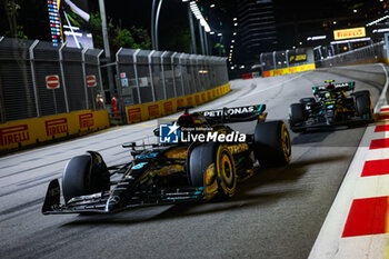 2023-09-17 - 63 RUSSELL George (gbr), Mercedes AMG F1 Team W14, 44 HAMILTON Lewis (gbr), Mercedes AMG F1 Team W14, action during the 2023 Formula 1 Singapore Airlines Singapore Grand Prix, 15th round of the 2023 Formula One World Championship from September 15 to 17, 2023 on the Marina Bay Street Circuit, in Singapore - F1 - SINGAPORE GRAND PRIX 2023 - RACE - FORMULA 1 - MOTORS