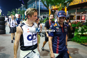 2023-09-17 - LAWSON Liam (nzl), Scuderia AlphaTauri AT04, PEREZ Sergio (mex), Red Bull Racing RB19, portrait during the 2023 Formula 1 Singapore Airlines Singapore Grand Prix, 15th round of the 2023 Formula One World Championship from September 15 to 17, 2023 on the Marina Bay Street Circuit, in Singapore - F1 - SINGAPORE GRAND PRIX 2023 - RACE - FORMULA 1 - MOTORS