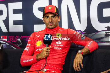 2023-09-17 - SAINZ Carlos (spa), Scuderia Ferrari SF-23, portrait during the 2023 Formula 1 Singapore Airlines Singapore Grand Prix, 15th round of the 2023 Formula One World Championship from September 15 to 17, 2023 on the Marina Bay Street Circuit, in Singapore - F1 - SINGAPORE GRAND PRIX 2023 - RACE - FORMULA 1 - MOTORS