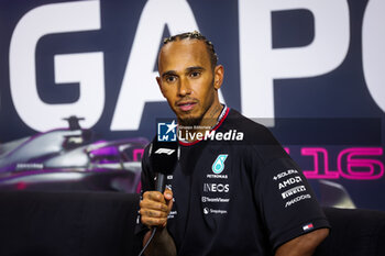 2023-09-17 - HAMILTON Lewis (gbr), Mercedes AMG F1 Team W14, portrait during the 2023 Formula 1 Singapore Airlines Singapore Grand Prix, 15th round of the 2023 Formula One World Championship from September 15 to 17, 2023 on the Marina Bay Street Circuit, in Singapore - F1 - SINGAPORE GRAND PRIX 2023 - RACE - FORMULA 1 - MOTORS