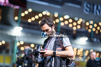 2023-09-17 - Florent Gooden, photographer at work during the 2023 Formula 1 Singapore Airlines Singapore Grand Prix, 15th round of the 2023 Formula One World Championship from September 15 to 17, 2023 on the Marina Bay Street Circuit, in Singapore - F1 - SINGAPORE GRAND PRIX 2023 - RACE - FORMULA 1 - MOTORS