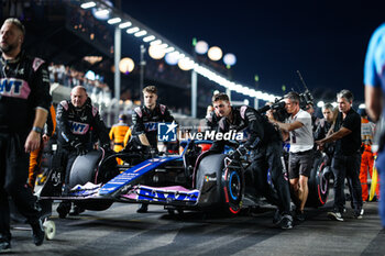 2023-09-17 - 31 OCON Esteban (fra), Alpine F1 Team A523, starting grid during the 2023 Formula 1 Singapore Airlines Singapore Grand Prix, 15th round of the 2023 Formula One World Championship from September 15 to 17, 2023 on the Marina Bay Street Circuit, in Singapore - F1 - SINGAPORE GRAND PRIX 2023 - RACE - FORMULA 1 - MOTORS