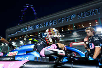 2023-09-17 - GASLY Pierre (fra), Alpine F1 Team A523, portrait starting grid during the 2023 Formula 1 Singapore Airlines Singapore Grand Prix, 15th round of the 2023 Formula One World Championship from September 15 to 17, 2023 on the Marina Bay Street Circuit, in Singapore - F1 - SINGAPORE GRAND PRIX 2023 - RACE - FORMULA 1 - MOTORS