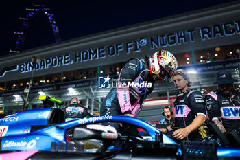 2023-09-17 - GASLY Pierre (fra), Alpine F1 Team A523, portrait starting grid during the 2023 Formula 1 Singapore Airlines Singapore Grand Prix, 15th round of the 2023 Formula One World Championship from September 15 to 17, 2023 on the Marina Bay Street Circuit, in Singapore - F1 - SINGAPORE GRAND PRIX 2023 - RACE - FORMULA 1 - MOTORS