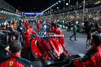 2023-09-17 - 55 SAINZ Carlos (spa), Scuderia Ferrari SF-23, starting grid during the 2023 Formula 1 Singapore Airlines Singapore Grand Prix, 15th round of the 2023 Formula One World Championship from September 15 to 17, 2023 on the Marina Bay Street Circuit, in Singapore - F1 - SINGAPORE GRAND PRIX 2023 - RACE - FORMULA 1 - MOTORS