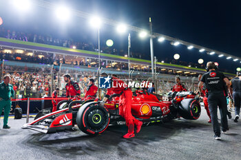 2023-09-17 - 55 SAINZ Carlos (spa), Scuderia Ferrari SF-23, starting grid during the 2023 Formula 1 Singapore Airlines Singapore Grand Prix, 15th round of the 2023 Formula One World Championship from September 15 to 17, 2023 on the Marina Bay Street Circuit, in Singapore - F1 - SINGAPORE GRAND PRIX 2023 - RACE - FORMULA 1 - MOTORS