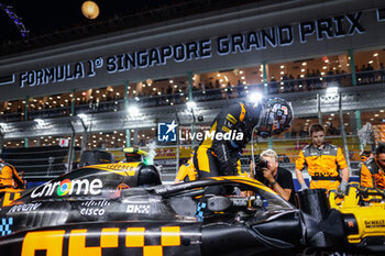 2023-09-17 - NORRIS Lando (gbr), McLaren F1 Team MCL60, portrait starting grid during the 2023 Formula 1 Singapore Airlines Singapore Grand Prix, 15th round of the 2023 Formula One World Championship from September 15 to 17, 2023 on the Marina Bay Street Circuit, in Singapore - F1 - SINGAPORE GRAND PRIX 2023 - RACE - FORMULA 1 - MOTORS