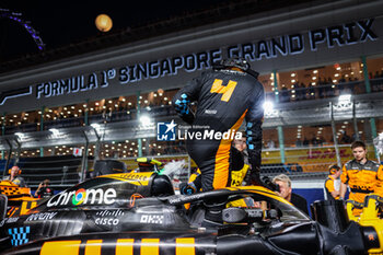 2023-09-17 - NORRIS Lando (gbr), McLaren F1 Team MCL60, portrait starting grid during the 2023 Formula 1 Singapore Airlines Singapore Grand Prix, 15th round of the 2023 Formula One World Championship from September 15 to 17, 2023 on the Marina Bay Street Circuit, in Singapore - F1 - SINGAPORE GRAND PRIX 2023 - RACE - FORMULA 1 - MOTORS