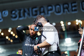 2023-09-17 - HAMILTON Lewis (gbr), Mercedes AMG F1 Team W14, portrait starting grid during the 2023 Formula 1 Singapore Airlines Singapore Grand Prix, 15th round of the 2023 Formula One World Championship from September 15 to 17, 2023 on the Marina Bay Street Circuit, in Singapore - F1 - SINGAPORE GRAND PRIX 2023 - RACE - FORMULA 1 - MOTORS