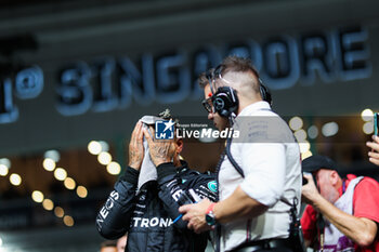 2023-09-17 - HAMILTON Lewis (gbr), Mercedes AMG F1 Team W14, portrait starting grid during the 2023 Formula 1 Singapore Airlines Singapore Grand Prix, 15th round of the 2023 Formula One World Championship from September 15 to 17, 2023 on the Marina Bay Street Circuit, in Singapore - F1 - SINGAPORE GRAND PRIX 2023 - RACE - FORMULA 1 - MOTORS