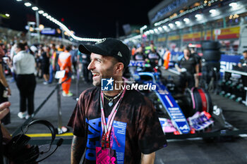 2023-09-17 - Lucas Hauchard, connu sous le nom de Squeezie, vidéaste web, streamer, youtubeur, et entrepreneur, portrait Alpine F1 Team A523 starting grid during the 2023 Formula 1 Singapore Airlines Singapore Grand Prix, 15th round of the 2023 Formula One World Championship from September 15 to 17, 2023 on the Marina Bay Street Circuit, in Singapore - F1 - SINGAPORE GRAND PRIX 2023 - RACE - FORMULA 1 - MOTORS