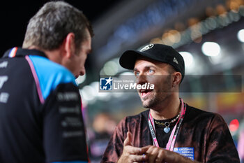 2023-09-17 - Lucas Hauchard, connu sous le nom de Squeezie, vidéaste web, streamer, youtubeur, et entrepreneur, portrait starting grid during the 2023 Formula 1 Singapore Airlines Singapore Grand Prix, 15th round of the 2023 Formula One World Championship from September 15 to 17, 2023 on the Marina Bay Street Circuit, in Singapore - F1 - SINGAPORE GRAND PRIX 2023 - RACE - FORMULA 1 - MOTORS