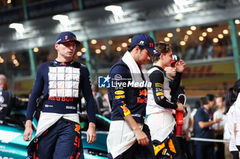 2023-09-17 - starting grid grille de depart VERSTAPPEN Max (ned), Red Bull Racing RB19, PEREZ Sergio (mex), Red Bull Racing RB19, portrait during the 2023 Formula 1 Singapore Airlines Singapore Grand Prix, 15th round of the 2023 Formula One World Championship from September 15 to 17, 2023 on the Marina Bay Street Circuit, in Singapore - F1 - SINGAPORE GRAND PRIX 2023 - RACE - FORMULA 1 - MOTORS