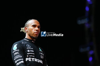 2023-09-17 - starting grid grille de depart HAMILTON Lewis (gbr), Mercedes AMG F1 Team W14, portrait during the 2023 Formula 1 Singapore Airlines Singapore Grand Prix, 15th round of the 2023 Formula One World Championship from September 15 to 17, 2023 on the Marina Bay Street Circuit, in Singapore - F1 - SINGAPORE GRAND PRIX 2023 - RACE - FORMULA 1 - MOTORS