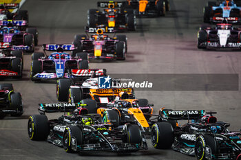 2023-09-17 - 44 HAMILTON Lewis (gbr), Mercedes AMG F1 Team W14, action start of the race, depart, during the 2023 Formula 1 Singapore Airlines Singapore Grand Prix, 15th round of the 2023 Formula One World Championship from September 15 to 17, 2023 on the Marina Bay Street Circuit, in Singapore - F1 - SINGAPORE GRAND PRIX 2023 - RACE - FORMULA 1 - MOTORS