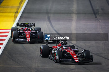2023-09-17 - 77 BOTTAS Valtteri (fin), Alfa Romeo F1 Team Stake C43, 24 ZHOU Guanyu (chi), Alfa Romeo F1 Team Stake C43, action during the 2023 Formula 1 Singapore Airlines Singapore Grand Prix, 15th round of the 2023 Formula One World Championship from September 15 to 17, 2023 on the Marina Bay Street Circuit, in Singapore - F1 - SINGAPORE GRAND PRIX 2023 - RACE - FORMULA 1 - MOTORS