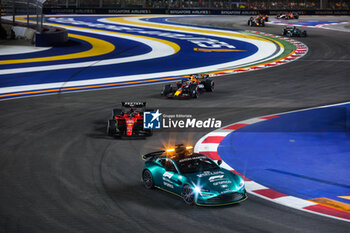 2023-09-17 - safety car, 55 SAINZ Carlos (spa), Scuderia Ferrari SF-23, 01 VERSTAPPEN Max (nld), Red Bull Racing RB19, action during the 2023 Formula 1 Singapore Airlines Singapore Grand Prix, 15th round of the 2023 Formula One World Championship from September 15 to 17, 2023 on the Marina Bay Street Circuit, in Singapore - F1 - SINGAPORE GRAND PRIX 2023 - RACE - FORMULA 1 - MOTORS