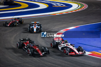 2023-09-17 - 77 BOTTAS Valtteri (fin), Alfa Romeo F1 Team Stake C43 27 HULKENBERG Nico (ger), Haas F1 Team VF-23 Ferrari, action during the 2023 Formula 1 Singapore Airlines Singapore Grand Prix, 15th round of the 2023 Formula One World Championship from September 15 to 17, 2023 on the Marina Bay Street Circuit, in Singapore - F1 - SINGAPORE GRAND PRIX 2023 - RACE - FORMULA 1 - MOTORS