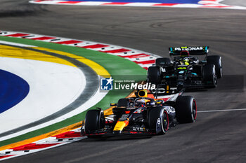 2023-09-17 - 01 VERSTAPPEN Max (nld), Red Bull Racing RB19, 44 HAMILTON Lewis (gbr), Mercedes AMG F1 Team W14, action during the 2023 Formula 1 Singapore Airlines Singapore Grand Prix, 15th round of the 2023 Formula One World Championship from September 15 to 17, 2023 on the Marina Bay Street Circuit, in Singapore - F1 - SINGAPORE GRAND PRIX 2023 - RACE - FORMULA 1 - MOTORS