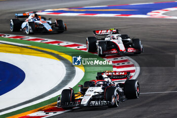 2023-09-17 - 40 LAWSON Liam (nzl), Scuderia AlphaTauri AT04, action during the 2023 Formula 1 Singapore Airlines Singapore Grand Prix, 15th round of the 2023 Formula One World Championship from September 15 to 17, 2023 on the Marina Bay Street Circuit, in Singapore - F1 - SINGAPORE GRAND PRIX 2023 - RACE - FORMULA 1 - MOTORS