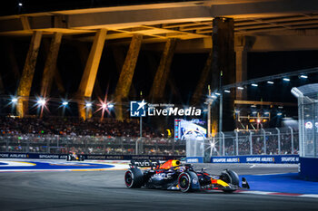 2023-09-17 - 01 VERSTAPPEN Max (nld), Red Bull Racing RB19, action during the 2023 Formula 1 Singapore Airlines Singapore Grand Prix, 15th round of the 2023 Formula One World Championship from September 15 to 17, 2023 on the Marina Bay Street Circuit, in Singapore - F1 - SINGAPORE GRAND PRIX 2023 - RACE - FORMULA 1 - MOTORS