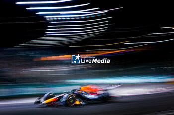 2023-09-17 - 01 VERSTAPPEN Max (nld), Red Bull Racing RB19, action during the 2023 Formula 1 Singapore Airlines Singapore Grand Prix, 15th round of the 2023 Formula One World Championship from September 15 to 17, 2023 on the Marina Bay Street Circuit, in Singapore - F1 - SINGAPORE GRAND PRIX 2023 - RACE - FORMULA 1 - MOTORS