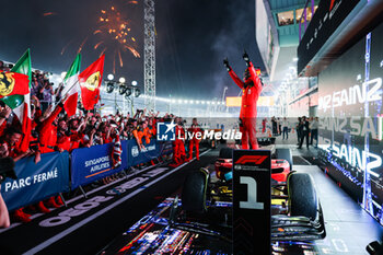 2023-09-17 - SAINZ Carlos (spa), Scuderia Ferrari SF-23, portrait celebrating his win in parc ferme during the 2023 Formula 1 Singapore Airlines Singapore Grand Prix, 15th round of the 2023 Formula One World Championship from September 15 to 17, 2023 on the Marina Bay Street Circuit, in Singapore - F1 - SINGAPORE GRAND PRIX 2023 - RACE - FORMULA 1 - MOTORS