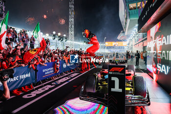 2023-09-17 - SAINZ Carlos (spa), Scuderia Ferrari SF-23, portrait, win celebration in parc ferme during the 2023 Formula 1 Singapore Airlines Singapore Grand Prix, 15th round of the 2023 Formula One World Championship from September 15 to 17, 2023 on the Marina Bay Street Circuit, in Singapore - F1 - SINGAPORE GRAND PRIX 2023 - RACE - FORMULA 1 - MOTORS