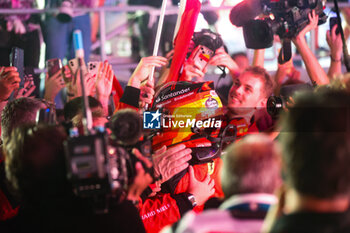 2023-09-17 - SAINZ Carlos (spa), Scuderia Ferrari SF-23, portrait celebrating his win in parc ferme during the 2023 Formula 1 Singapore Airlines Singapore Grand Prix, 15th round of the 2023 Formula One World Championship from September 15 to 17, 2023 on the Marina Bay Street Circuit, in Singapore - F1 - SINGAPORE GRAND PRIX 2023 - RACE - FORMULA 1 - MOTORS