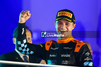 2023-09-17 - NORRIS Lando (gbr), McLaren F1 Team MCL60, portrait podium during the 2023 Formula 1 Singapore Airlines Singapore Grand Prix, 15th round of the 2023 Formula One World Championship from September 15 to 17, 2023 on the Marina Bay Street Circuit, in Singapore - F1 - SINGAPORE GRAND PRIX 2023 - RACE - FORMULA 1 - MOTORS