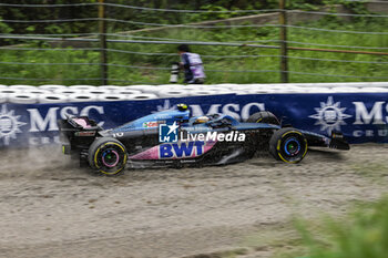 2023-09-22 - 10 GASLY Pierre (fra), Alpine F1 Team A523, action crash, accident, during the 2023 Formula 1 Lenovo Japanese Grand Prix, 16th round of the 2023 Formula One World Championship from September 22 to 24, 2023 on the Suzuka International Racing Course, in Suzuka - F1 - JAPANESE GRAND PRIX 2023 - FORMULA 1 - MOTORS