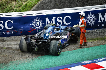 2023-09-22 - 10 GASLY Pierre (fra), Alpine F1 Team A523, action marshall, commissaire de piste, marshal, marshalls, marshals crash, accident, during the 2023 Formula 1 Lenovo Japanese Grand Prix, 16th round of the 2023 Formula One World Championship from September 22 to 24, 2023 on the Suzuka International Racing Course, in Suzuka - F1 - JAPANESE GRAND PRIX 2023 - FORMULA 1 - MOTORS