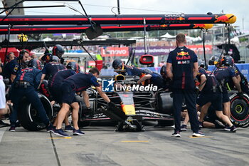 2023-09-22 - 01 VERSTAPPEN Max (nld), Red Bull Racing RB19, pitlane, mechanic, mecanicien, mechanics during the 2023 Formula 1 Lenovo Japanese Grand Prix, 16th round of the 2023 Formula One World Championship from September 22 to 24, 2023 on the Suzuka International Racing Course, in Suzuka - F1 - JAPANESE GRAND PRIX 2023 - FORMULA 1 - MOTORS