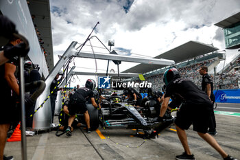 2023-09-22 - 44 HAMILTON Lewis (gbr), Mercedes AMG F1 Team W14, action mechanic, mecanicien, mechanics during the 2023 Formula 1 Lenovo Japanese Grand Prix, 16th round of the 2023 Formula One World Championship from September 22 to 24, 2023 on the Suzuka International Racing Course, in Suzuka - F1 - JAPANESE GRAND PRIX 2023 - FORMULA 1 - MOTORS