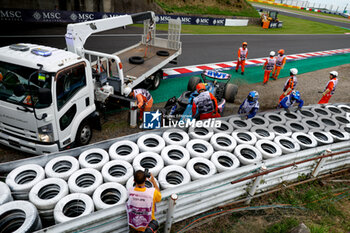 2023-09-22 - 10 GASLY Pierre (fra), Alpine F1 Team A523, action crash, accident, marshall, commissaire de piste, marshal, marshalls, marshals during the 2023 Formula 1 Lenovo Japanese Grand Prix, 16th round of the 2023 Formula One World Championship from September 22 to 24, 2023 on the Suzuka International Racing Course, in Suzuka - F1 - JAPANESE GRAND PRIX 2023 - FORMULA 1 - MOTORS