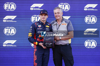 2023-09-23 - VERSTAPPEN Max (ned), Red Bull Racing RB19, portrait ISOLA Mario (ita), Motorsport Racing Manager of Pirelli, portrait during the 2023 Formula 1 Lenovo Japanese Grand Prix, 16th round of the 2023 Formula One World Championship from September 22 to 24, 2023 on the Suzuka International Racing Course, in Suzuka - F1 - JAPANESE GRAND PRIX 2023 - FORMULA 1 - MOTORS