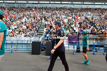 2023-09-24 - VERSTAPPEN Max (ned), Red Bull Racing RB19, portrait spectators, fans during the 2023 Formula 1 Lenovo Japanese Grand Prix, 16th round of the 2023 Formula One World Championship from September 22 to 24, 2023 on the Suzuka International Racing Course, in Suzuka - F1 - JAPANESE GRAND PRIX 2023 - RACE - FORMULA 1 - MOTORS