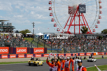 2023-09-24 - marshall, commissaire de piste, marshal, marshalls, marshals spectators, fans during the 2023 Formula 1 Lenovo Japanese Grand Prix, 16th round of the 2023 Formula One World Championship from September 22 to 24, 2023 on the Suzuka International Racing Course, in Suzuka - F1 - JAPANESE GRAND PRIX 2023 - RACE - FORMULA 1 - MOTORS
