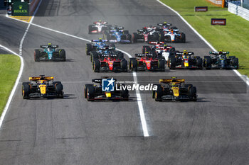 2023-09-24 - Start of the race, 81 PIASTRI Oscar (aus), McLaren F1 Team MCL60, 01 VERSTAPPEN Max (nld), Red Bull Racing RB19, 04 NORRIS Lando (gbr), McLaren F1 Team MCL60, action during the 2023 Formula 1 Lenovo Japanese Grand Prix, 16th round of the 2023 Formula One World Championship from September 22 to 24, 2023 on the Suzuka International Racing Course, in Suzuka - F1 - JAPANESE GRAND PRIX 2023 - RACE - FORMULA 1 - MOTORS