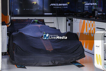 2023-09-24 - McLaren F1 Team MCL60, covered during the night for Parc Ferme during the 2023 Formula 1 Lenovo Japanese Grand Prix, 16th round of the 2023 Formula One World Championship from September 22 to 24, 2023 on the Suzuka International Racing Course, in Suzuka - F1 - JAPANESE GRAND PRIX 2023 - RACE - FORMULA 1 - MOTORS